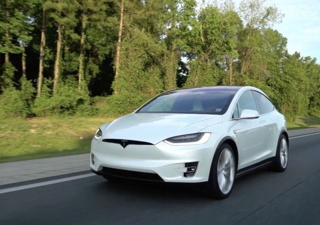 ¿Qué tiempo hace el Tesla Model X en el circuito de Goodwood con un piloto profesional?