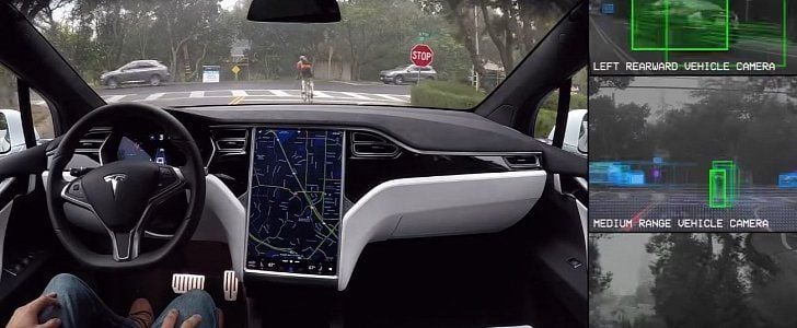 Un bufete de abogados intenta captar clientes para exigir a Tesla la devolución del coste del nuevo Autopilot