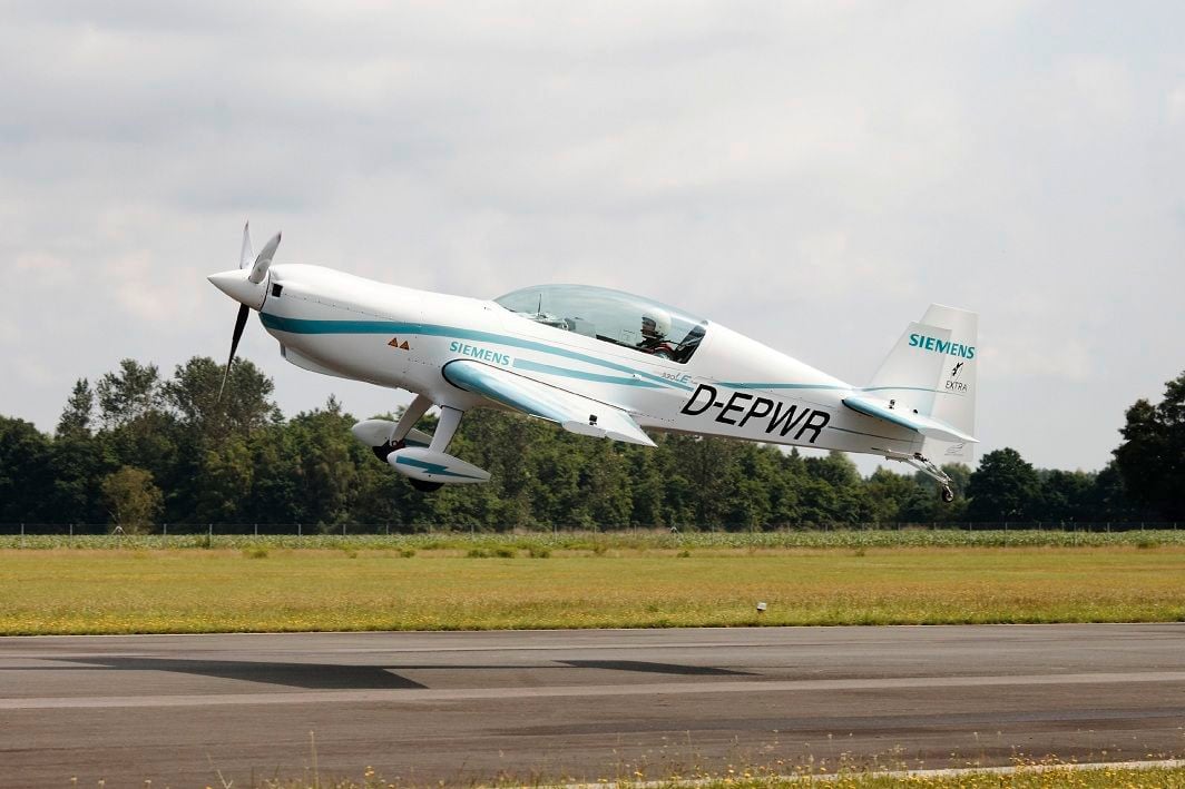 El motor eléctrico de Siemens establece  nuevos records en la avioneta acrobática Extra 300LE.