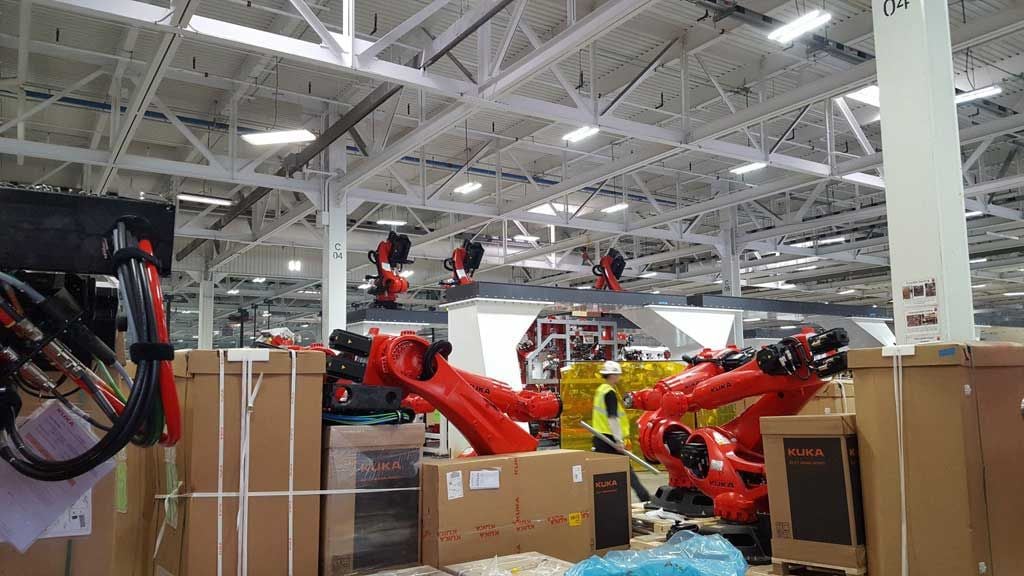 La fábrica de Tesla recibe los robots que se encargarán de ensamblar el Model 3