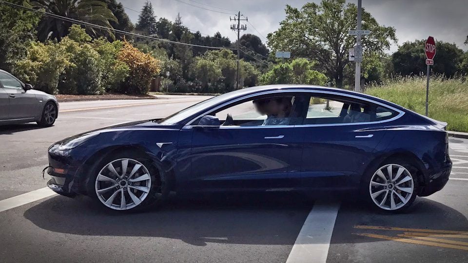 Nuevas fotos del Tesla Model 3 azul marino avistado esta semana