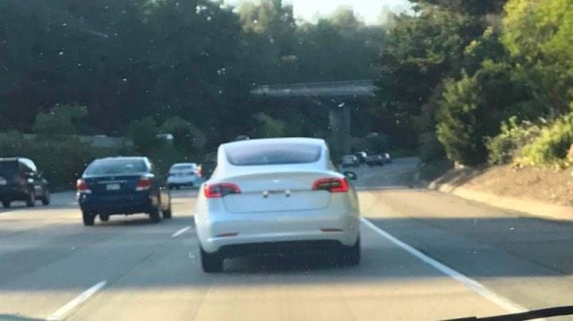 Avistada una nueva unidad del Tesla Model 3 realizando unas pruebas, incluyendo una foto del interior