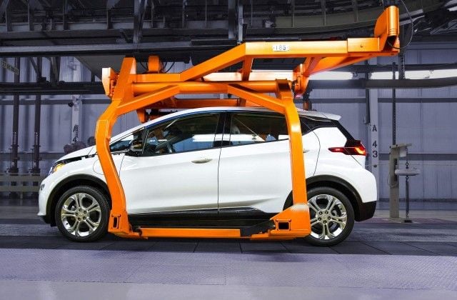 UBS realiza un análisis para estimar el coste de fabricación del Chevrolet Bolt y del Model 3. Tesla es ligeramente más caro, pero obtiene menores pérdidas por unidad vendida