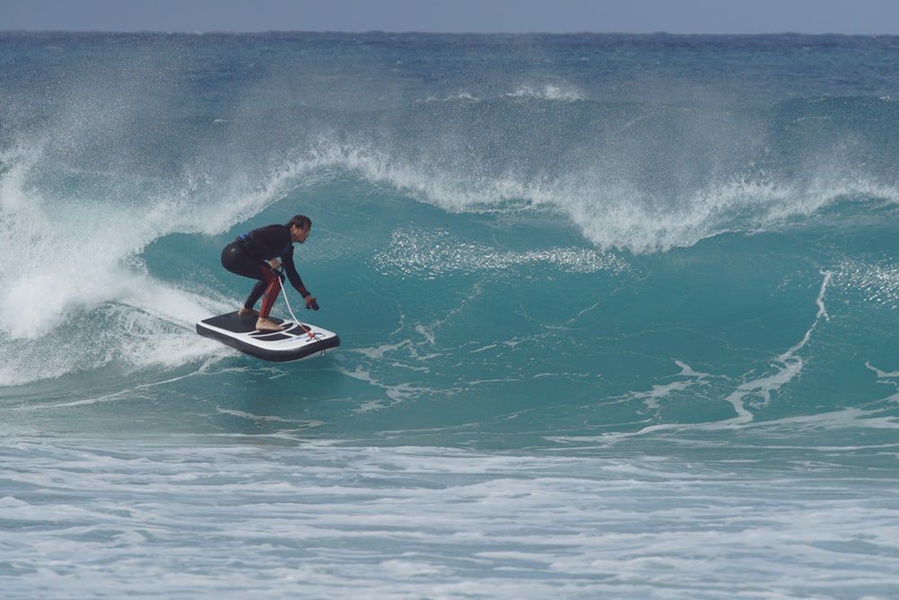 Lampuga Air : una tabla de Surf inflable, modular y con motor eléctrico.