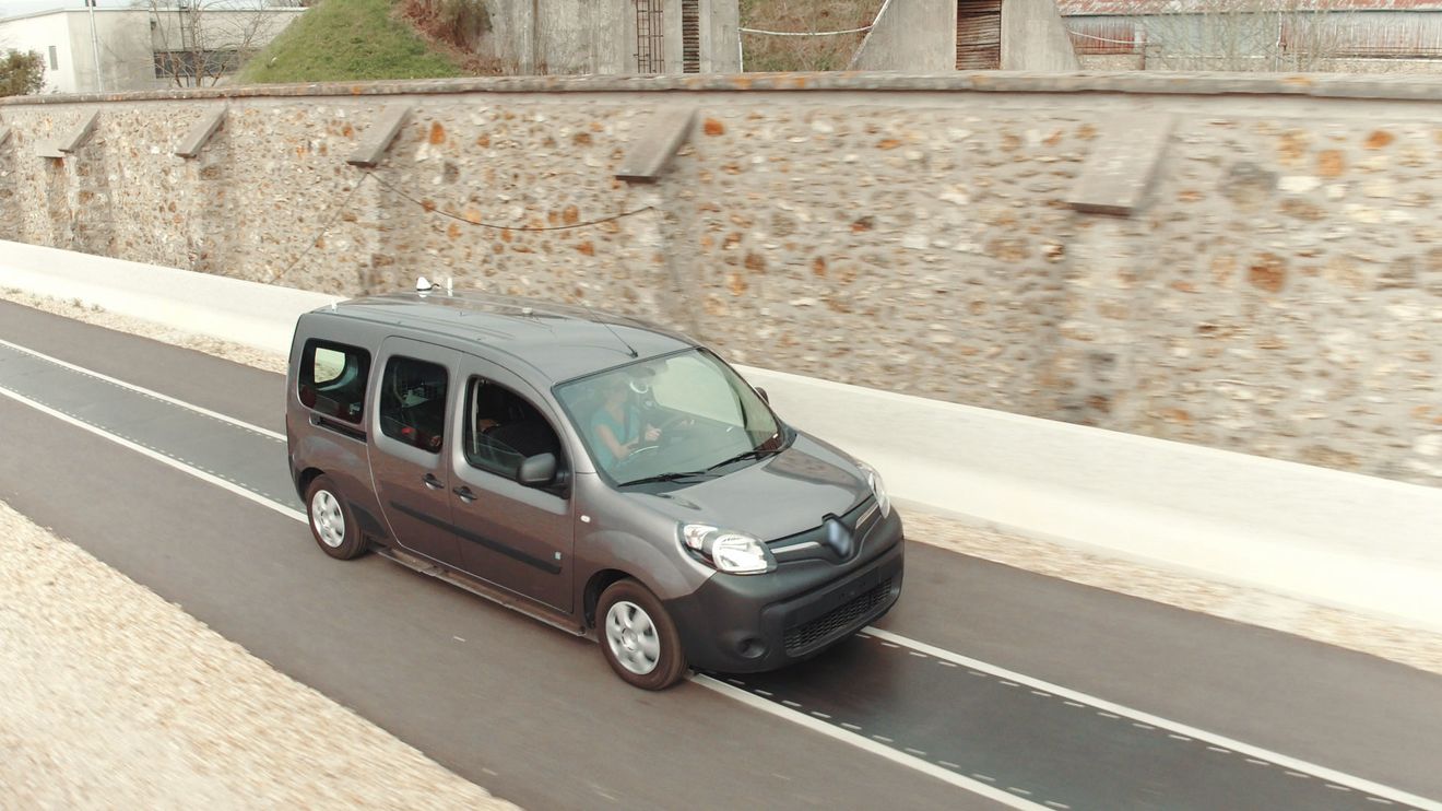 Qualcomm pone en marcha en Francia un tramo de carretera con recarga inalámbrica. Potencia de hasta 20 kW a velocidad de autovía