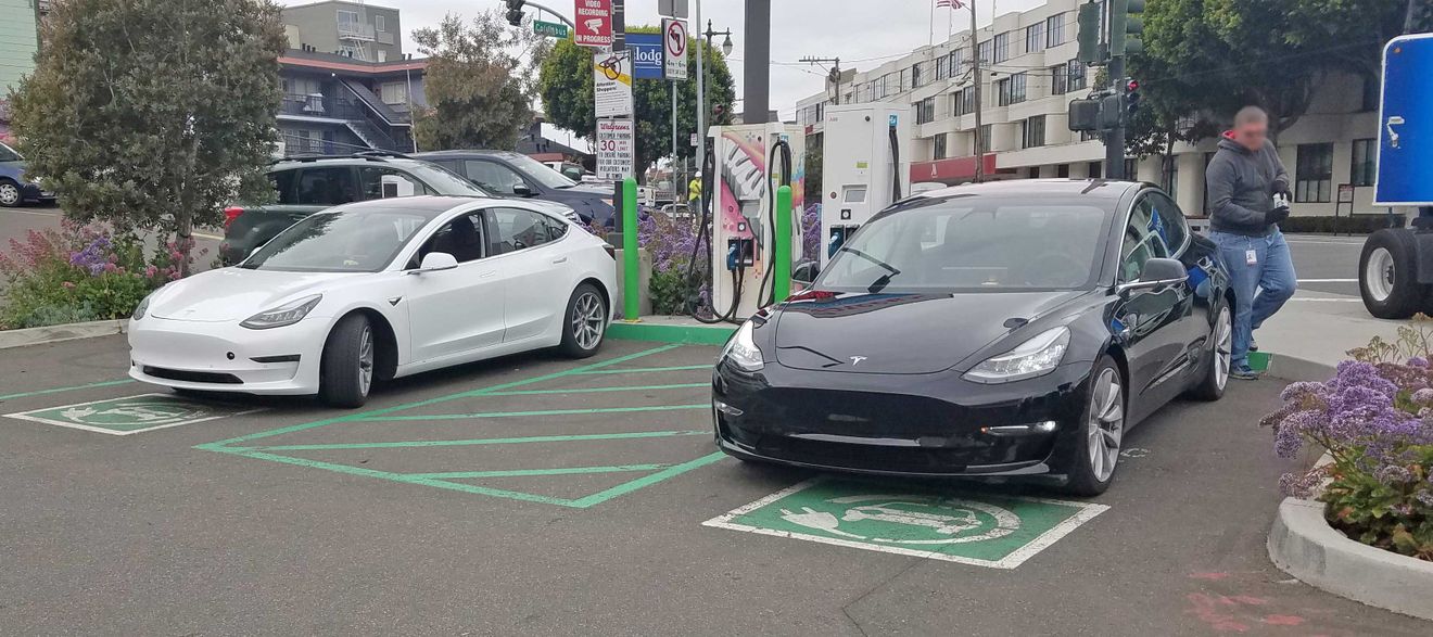 Se disparan los rumores por el avistamiento de dos Tesla Model 3 en una estación de carga CCS Combo/ CHAdeMO