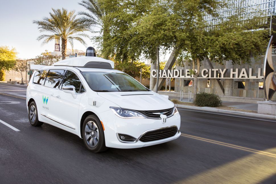 Viajando sin conductor en el Chrysler Pacífica Hybrid autónomo de Waymo (Vídeo)