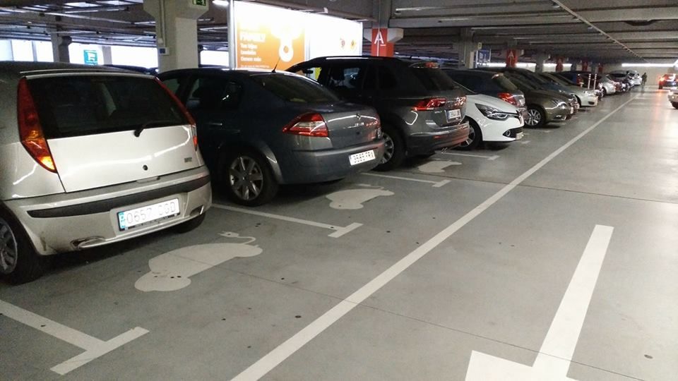 Ikea Valladolid: 48 plazas con punto de recarga para coches eléctricos, y todas ocupadas por modelos con motor de combustión