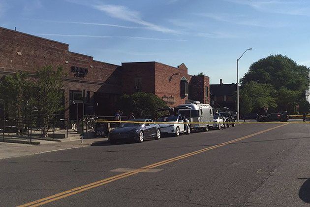 Un conductor arrolla a un grupo de usuarios en un evento de Tesla en Detroit. Un estado que no permite la venta directa