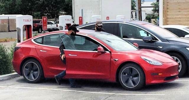 Así de fácil se ponen y se quitan los tapacubos aerodinámicos del Tesla Model 3 (Vídeo)