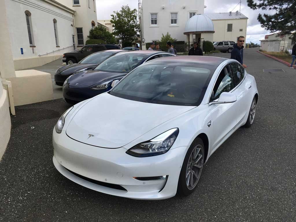 Esta calculadora te permite saber, más o menos, cuando podrías recibir tu Tesla Model 3