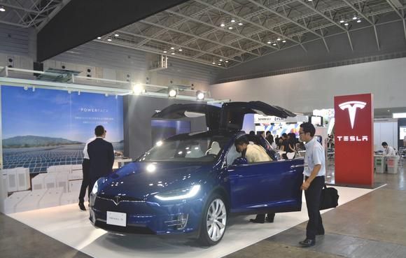 La estrategia de Tesla en Japón. Atraer a los clientes con el Model X, y mostrarles lo competitiva de su propuesta en paneles solares y baterías para el hogar