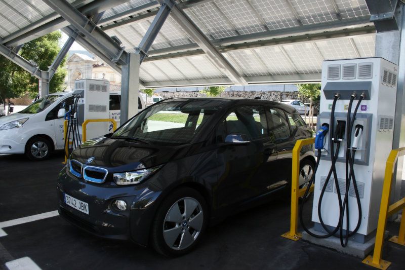 Electrolinera de Segovia. De uso gratuito para sus clientes, pero con un coste para el resto