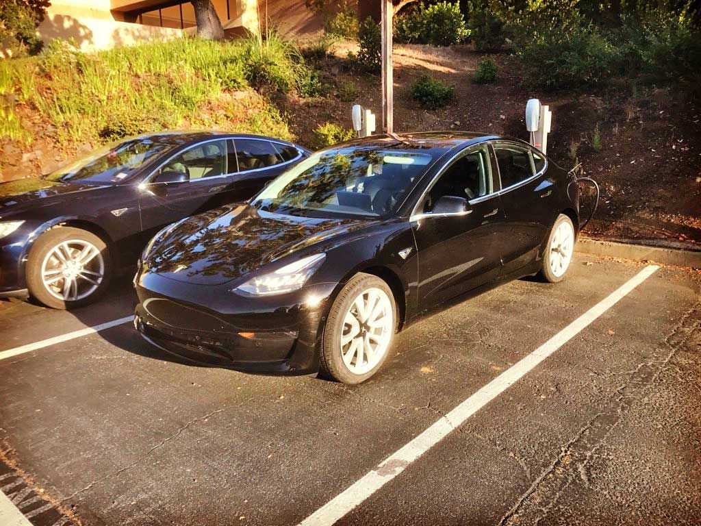 Nuevas fotos del Tesla Model 3 nos permiten ver más aspectos del interior y el exterior