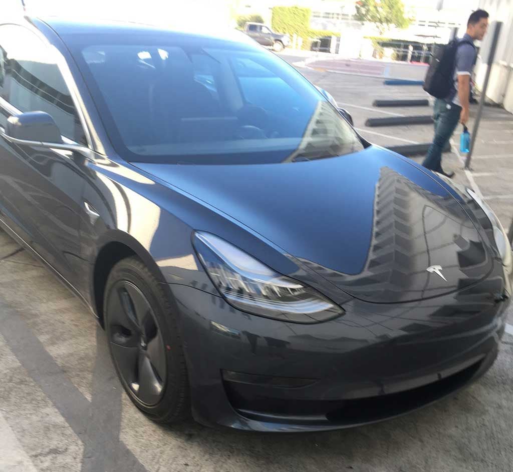 Primer vídeo analizando el Tesla Model 3. Exterior, interior, maletero...