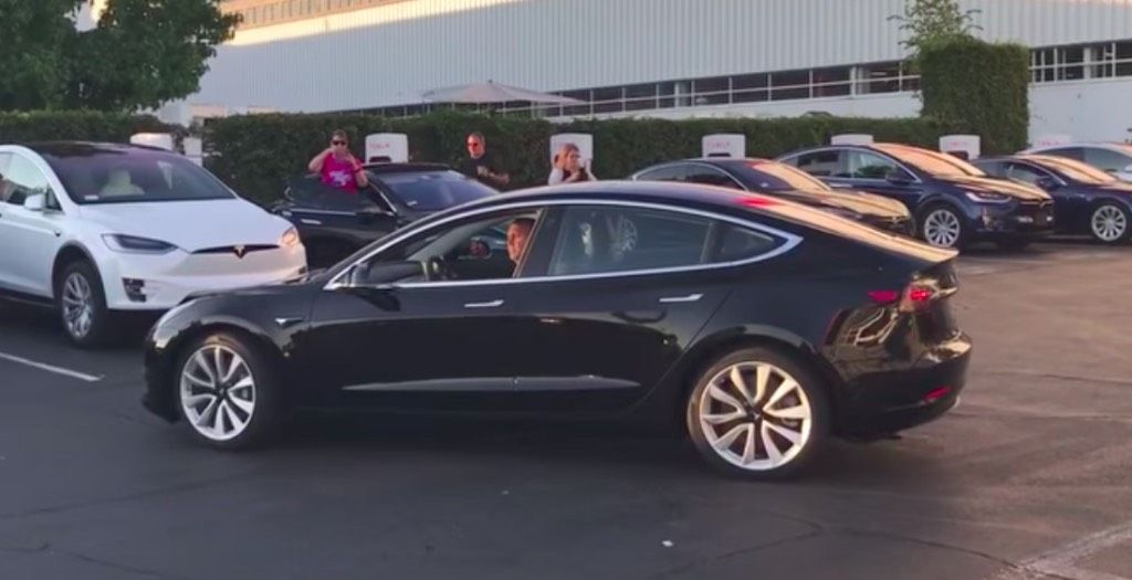 Vídeo del primer Tesla Model 3 salido de la línea de producción