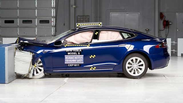 En su momento más importante, Tesla sufre una semana negra. Pérdida de la máxima puntuación en los crash test, y una bajada de las acciones