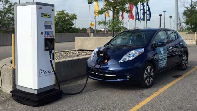 Canadá prepara un corredor de 3.000 kilómetros de puntos de recarga rápida para coches eléctricos, con baterías de respaldo