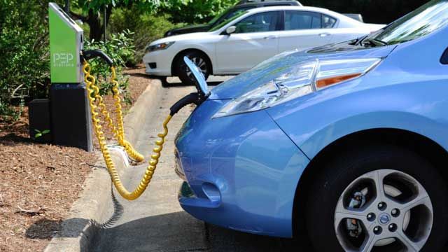 Los propietarios de coches eléctricos en el Reino Unido pueden conducir de forma gratuita al permitir que las empresas energéticas utilicen la batería de su vehículo