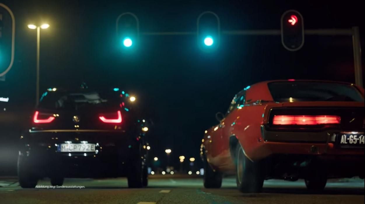 Primer spot del BMW i3S. Drag race de semáforo contra un Dodge Charger