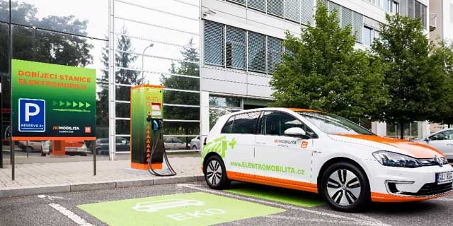 ¿Qué haría cambiar a la gente su coche por un eléctrico? Ayudas, aparcamiento gratuito, recarga…