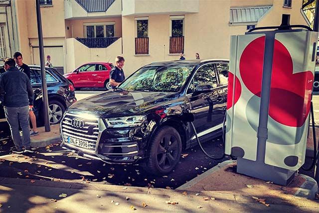 Avistadas dos unidades del Audi Q7 eléctrico recargando en Francia