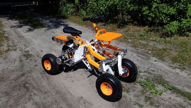 Nuevo Quad eléctrico EV4. Sistema de inclinación lateral mecánico y buenas capacidades offroad