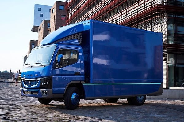 Daimler y Mitsubishi arrancan la producción del Fuso eCanter en Portugal. El primer camión eléctrico ligero con producción en serie