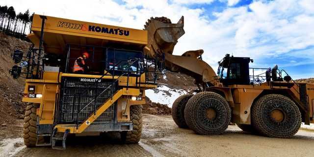 Komatsu 605-7 eléctrico. 700 kWh de batería y capaz de producir más energía de la que consume