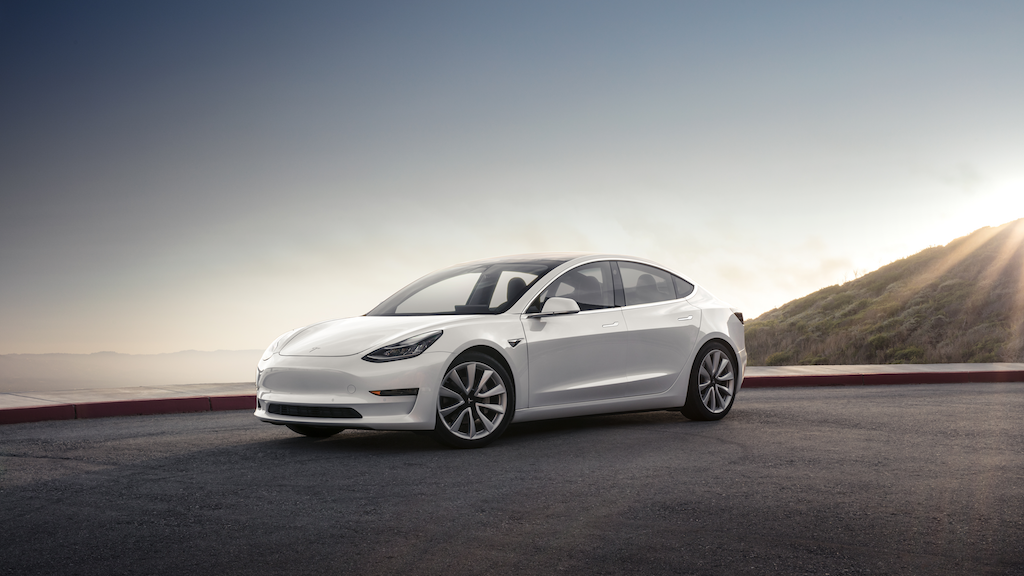 Tesla revela algunas novedades para el Model 3: pérdida definitiva de la alcántara, nuevos asientos traseros calefactados, interior blanco…