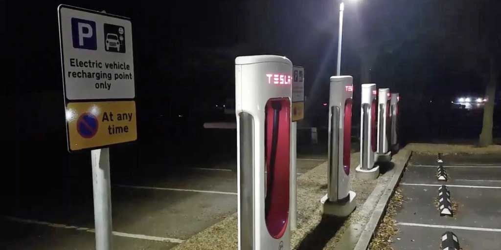 Un Supercargador de Tesla se mantiene activo en medio de un apagón en Reino Unido