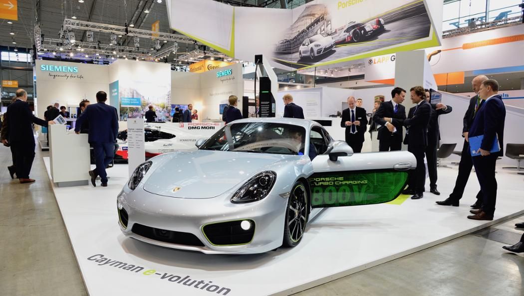 Porsche presenta en el EVS30 se Stuttgart un Cayman eléctrico dotado de sistema de 800V