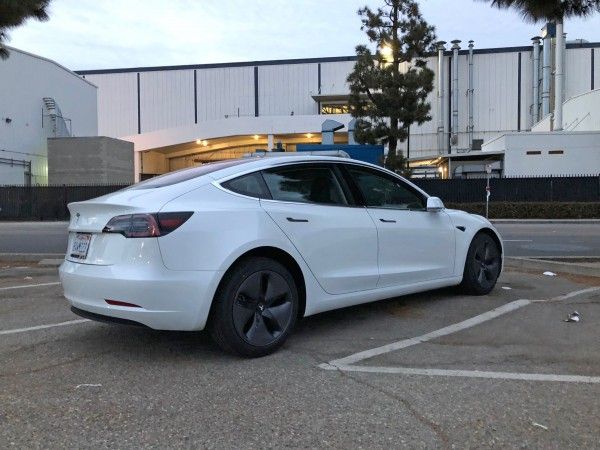 Avistado un Tesla Model 3 circulando por Alemania, y recargando en un Supercargador