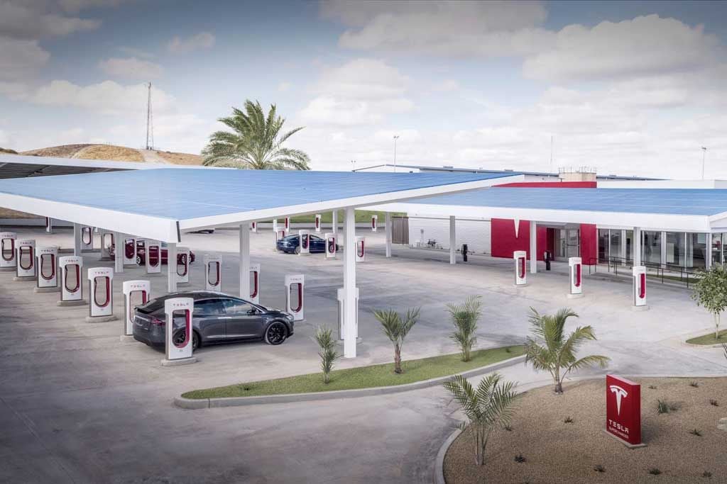 Tesla abre el primer Supercargador con zona de espera. 40 puntos de recarga, energía solar y cafetería