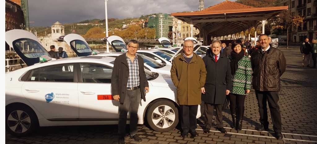 Seis taxistas de Bilbao estrenan coche eléctrico. El nuevo Hyundai IONIQ