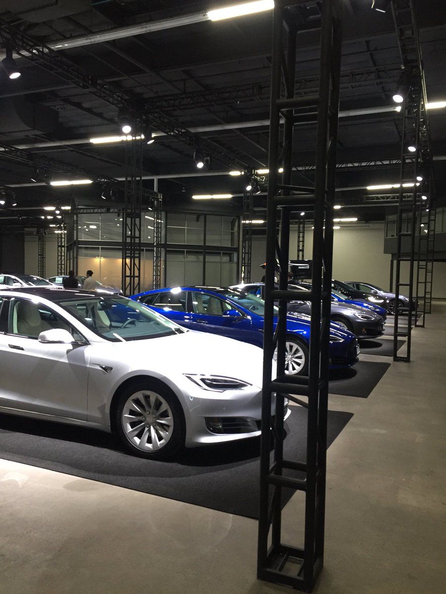 Un vistazo al interior del nuevo centro de distribución Tesla en Los Ángeles