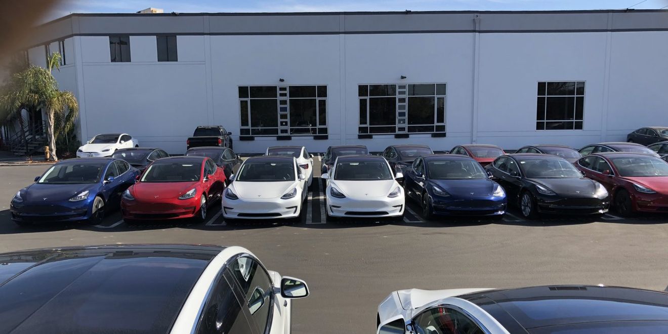 Tesla sigue acumulando stock del Model 3 antes de la inauguración de su centro de distribución en Los Ángeles