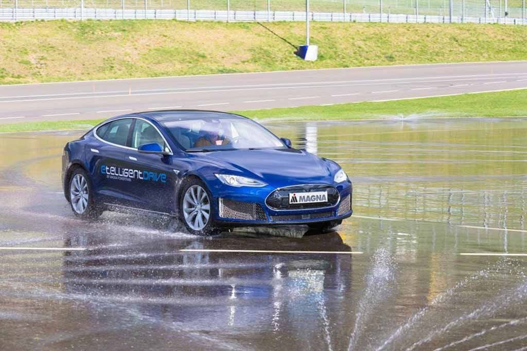 Magna desarrolla un Tesla Model S con 3 motores, y muestra el resultado en el circuito