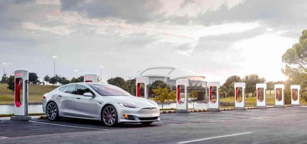 Los alemanes están empezando a sustituir sus Porsche y Mercedes por Teslas