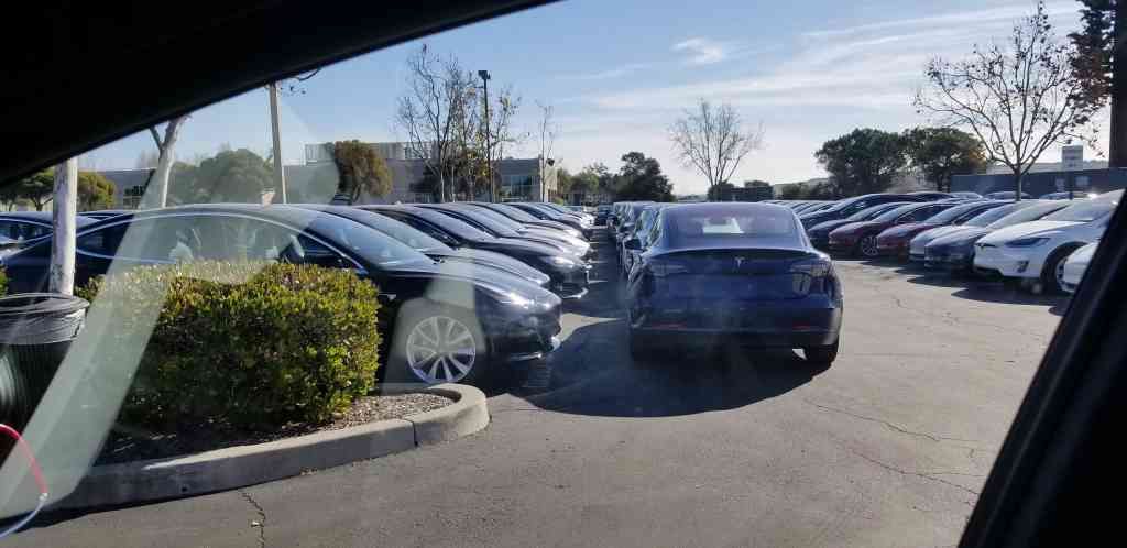 Más de 100 unidades del Tesla Model 3 esperan a ser entregadas en las instalaciones de Fremont