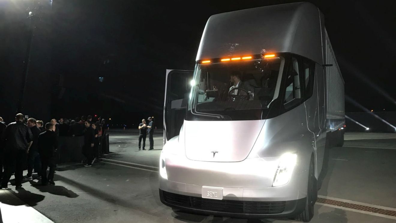 Avistado el camión eléctrico de Tesla durante unas pruebas por las carreteras de California