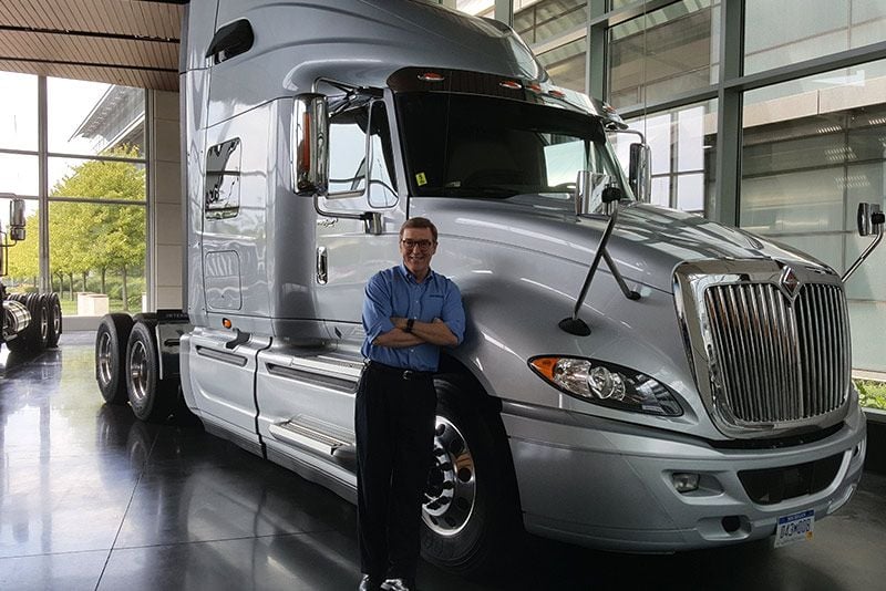 El presidente de Navistar dice que para 2025 tendrán más camiones eléctricos en la carretera que Tesla