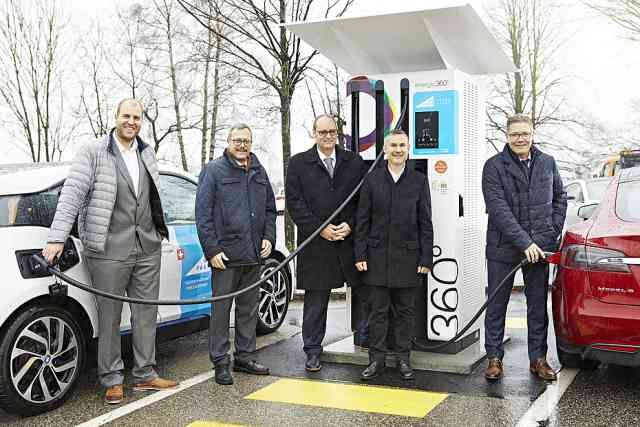 EVTEC presenta una estación de carga rápida multiformato. CCS Combo, CHAdeMO y toma para Tesla