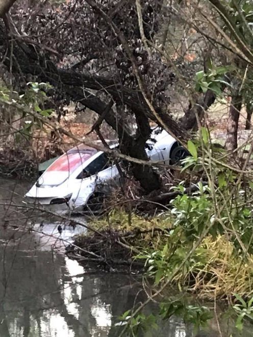 Primer gran accidente de un Model 3: empleado de Tesla arrestado tras caer a un arroyo