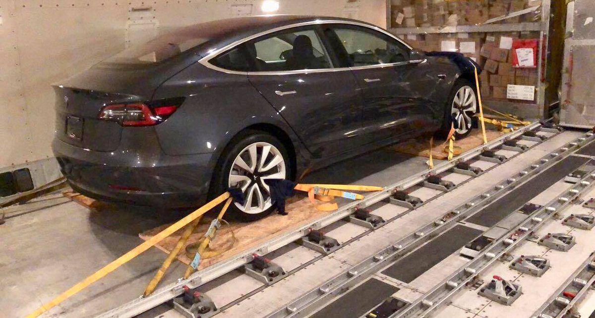 Dos Tesla Model 3 avistados en un transporte con dirección a Alemania