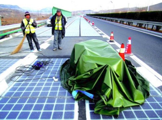 Roban una sección de la carretera solar inaugurada hace unos días en China