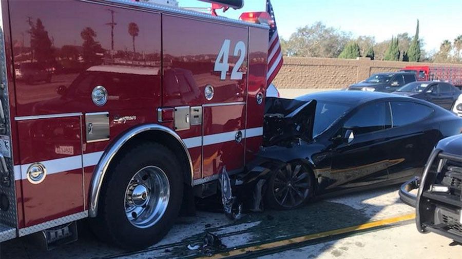 Un Tesla Model S impacta contra un camión de bomberos presuntamente con el Autopilot conectado