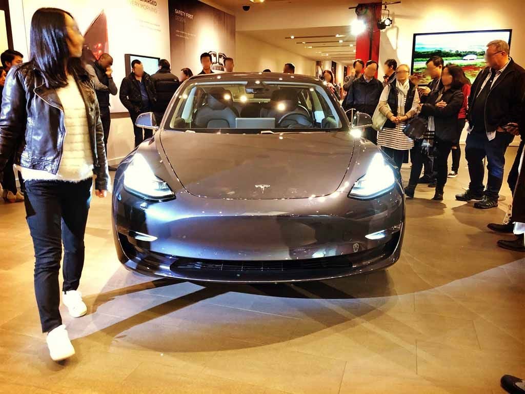 Largas colas para ver al Tesla Model 3 en su debut en las tiendas