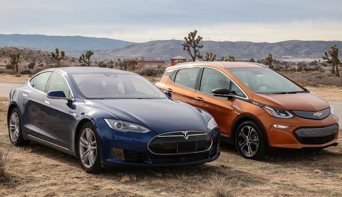 Debate: ¿comprar un Tesla Model S de segunda mano o un Opel Ampera-e (Chevrolet Bolt) nuevo?