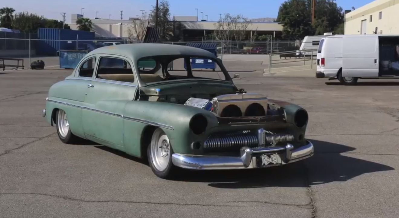 Este viejo Mercury Coupe abandonado es rescatado y convertido en un flamante eléctrico